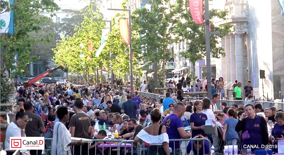 Draguignan : La GRANDE TABLE  réunit plus de 1000 convives !