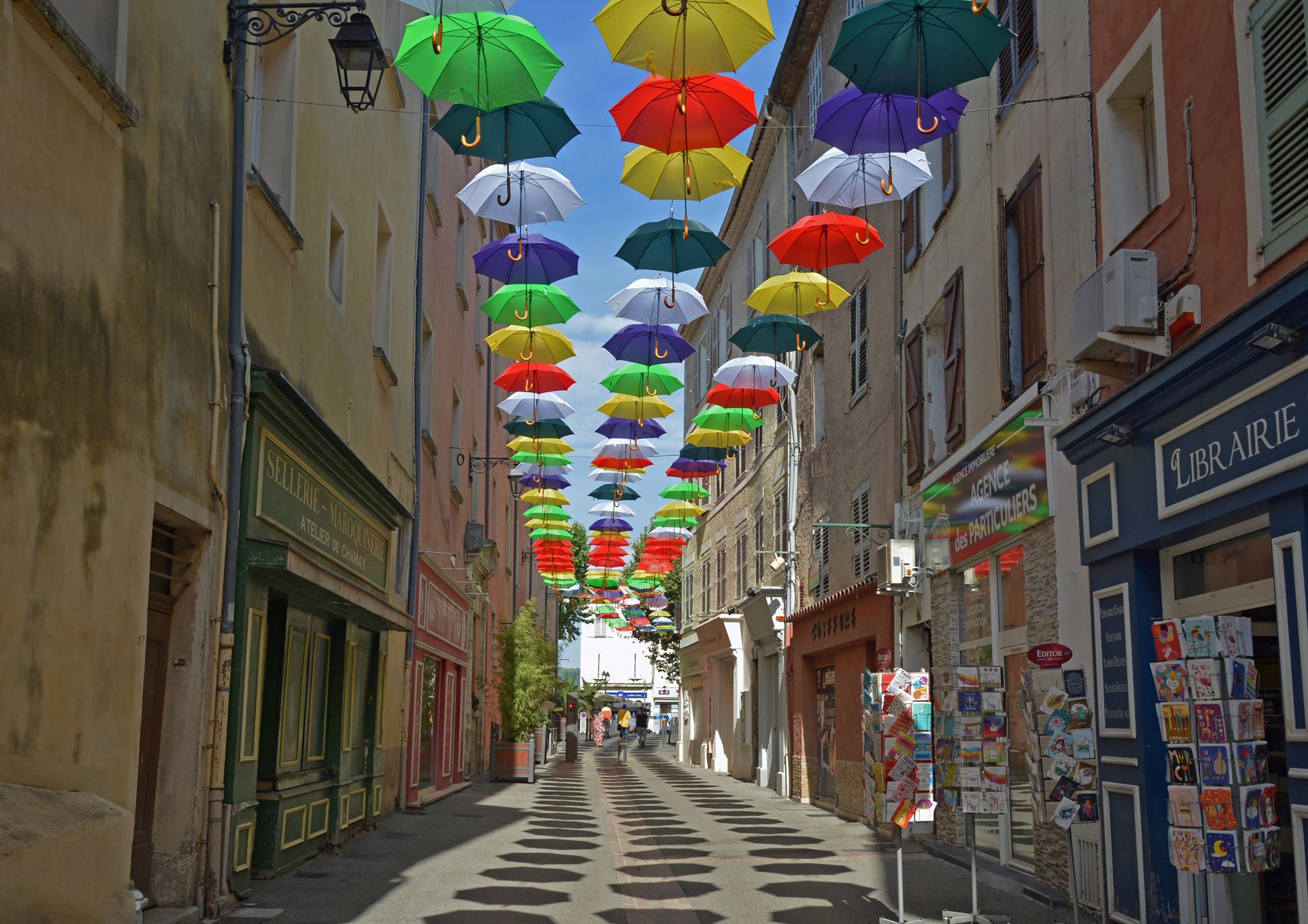 Draguignan : La rue des parapluies et des ombrelles !